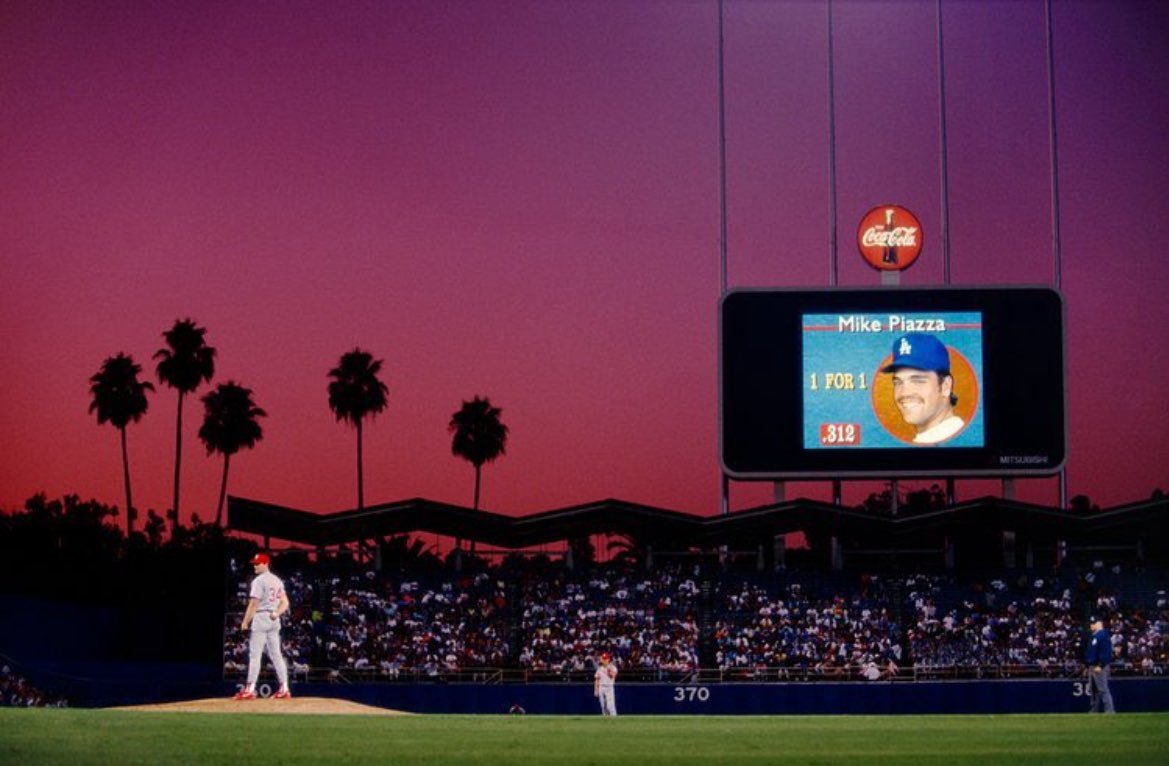 BBGreatMoments's tweet photo. Baseball during the 90's at Dodger Stadium. https://t.co/EotK8eNtFi