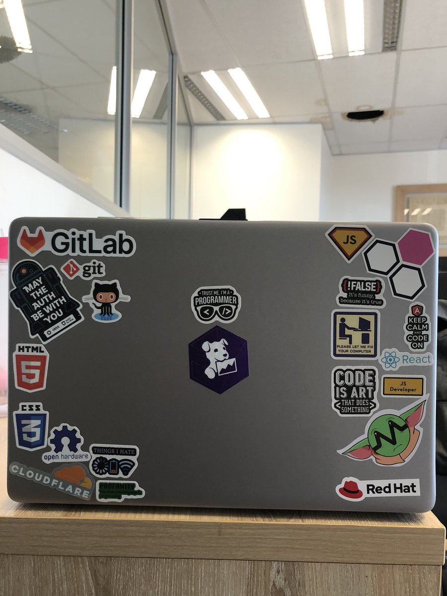 ReaDaCoder's tweet image. I’m obsessed with my laptop.