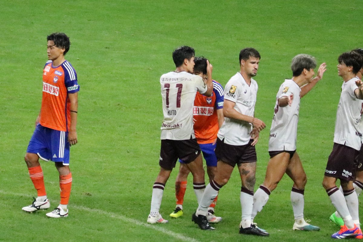 17miyuki's tweet image. これを撮りたかったの。
大学の先輩である武藤選手と。　
①の表情に全てが出てるね！

#橋本健人