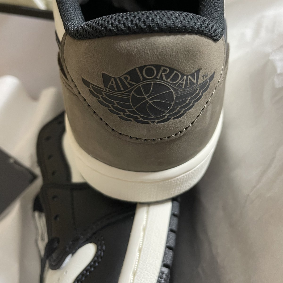 アトモスで購入したAJ1ローモカ
特にプレ値とかではないようですがシンプルでとてもいいです
これなら仕事に履いていけそう