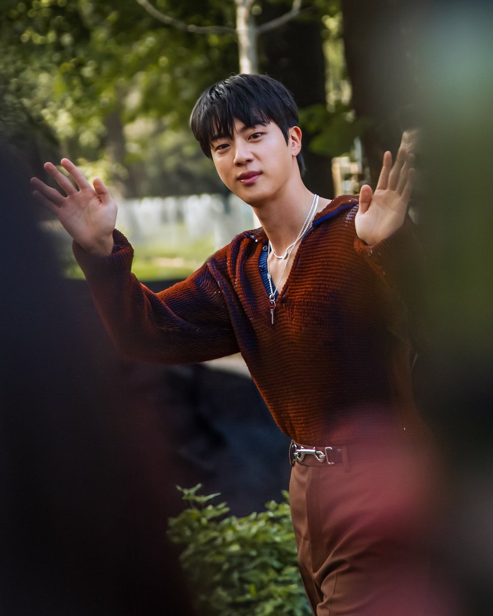 seokjinfile's tweet photo. RT &amp; REPLY:

FACE OF GUCCI JIN
JIN AT MILAN FASHION WEEK
#JinxGucciSS25 #GucciIstante
#GucciSS25 #Jin #BTSJIN @Gucci https://t.co/6PCxdOj5YT