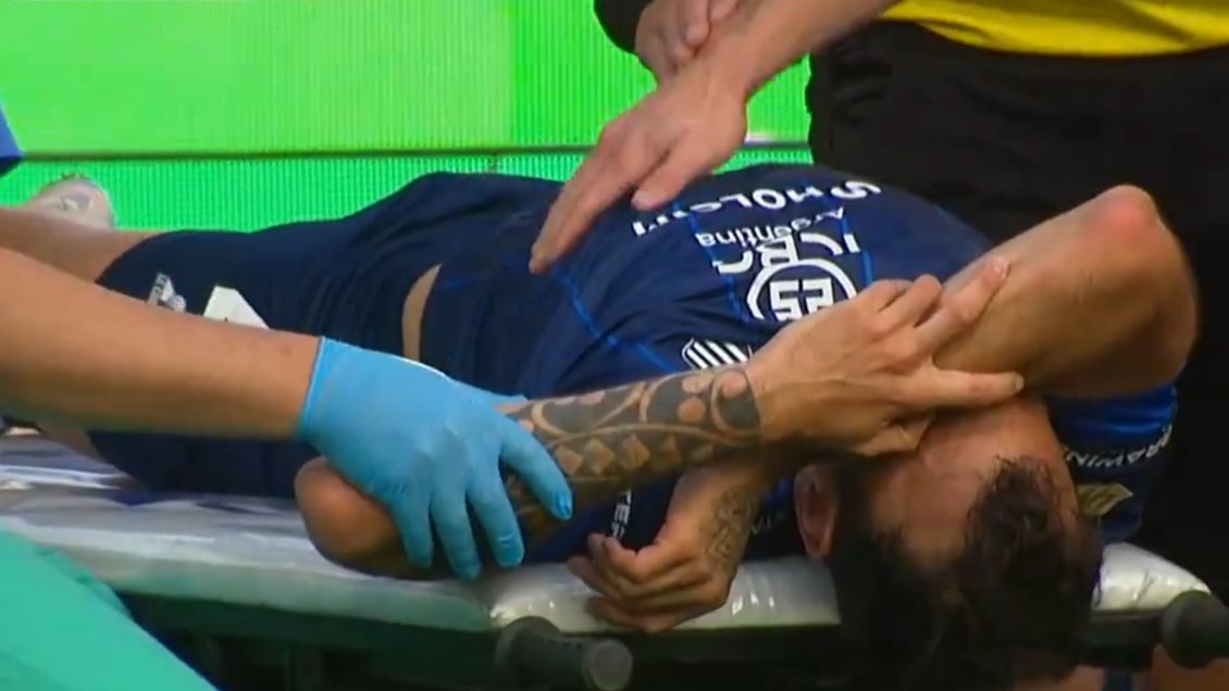 Matías Catalán salió lesionado en triunfo de Talleres ante Racing: El defensa fue sacado en camilla en el segundo tiempo del partido. dlvr.it/TDYfJW