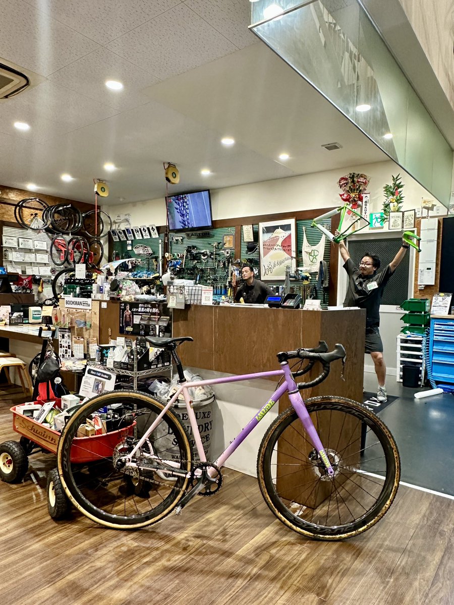 遂に完成したWilde BikesのCX車、名前は「Mean Jean」に決まったそうです。来春発売予定で、アメリカ数カ所と日本は僕がテストさせて貰います🙏 ACより少し軽量化してるのと、乗った感じの違和感なくて良かった。レースで早く走らせたい🥰
組み上げは神戸のRIDEWORKSさん、いつもありがとうございます