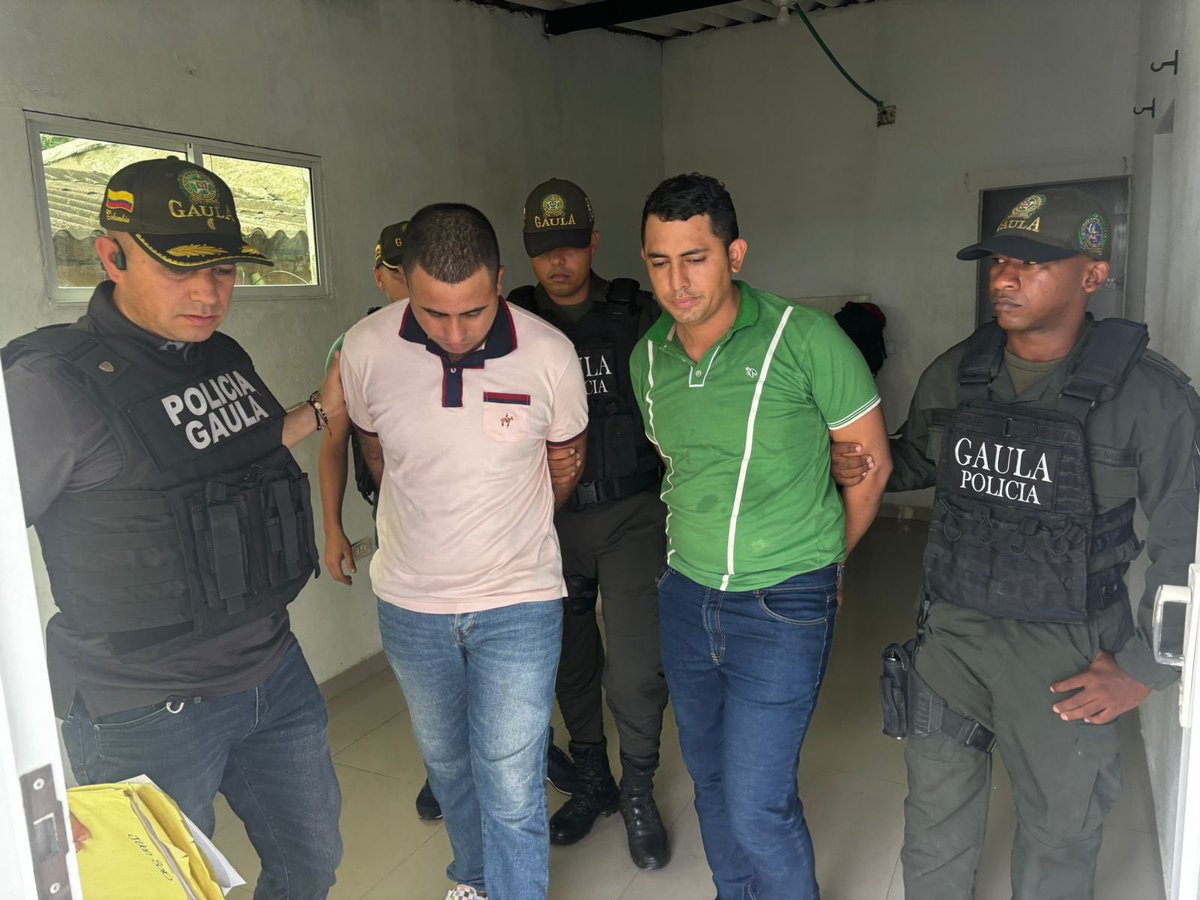 DirectorPolicia's tweet photo. ¡Caen homicidas de ganadero! En Cartagena capturamos a Cristian Petro Almanza y Juan Fernando Soto, presuntos responsables del secuestro y asesinato del ganadero Esteban Urueta González y 2 de sus mayordomos, el pasado 10 de septiembre en Chimá (Cordoba). https://t.co/COzKtYxRxt