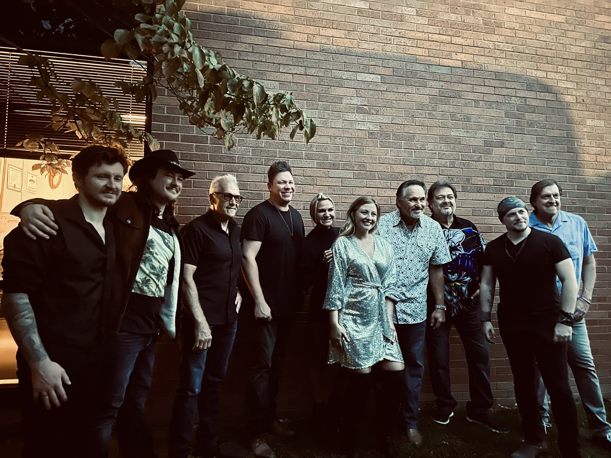 …someone pinch me please <a href="/DiamondRioBand/">Diamond Rio</a>