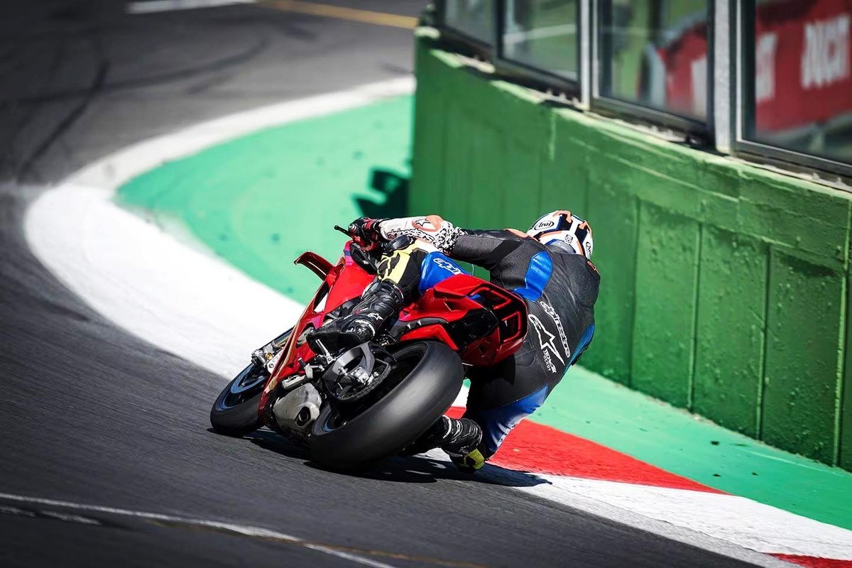 MotoTeamRussia's tweet photo. Ducati Panigale V4 S 2025. Отзыв: Больно… Волдыри на ладонях, забились предплечья, а поясница окаменела. Ощущения как после первого раза в каком-нибудь экстремальном виде спорта или после драки, но в этот раз дело в другом. Во всём виноват трек-день на… https://t.co/H9Lbwafp94 https://t.co/2QALr5HXI3