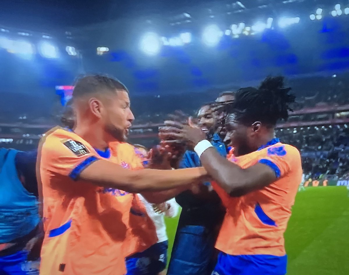 Stanibon's tweet photo. ZROBILI TO ZROBILI TO KURWAAAAAAA
90 MINUT Z CZERWO 

82 1:2
90+3 2:2
90+5 2:3

Najbardziej szalony mecz OM jaki widziałem.. 145 tętna, Balerdi mnie wpędzi do grobu.. 

Jezu jak ja kocham ten klub. #OMVarsovie zawsze obecne 
#modanafrancje #francjaelegancja #teamOM #OLOM https://t.co/xplJ5FUEcQ