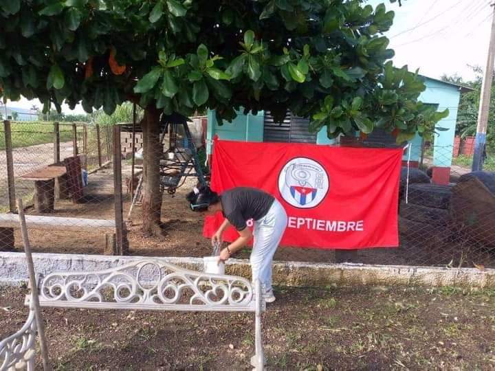 A lo largo y ancho de la Isla los cederistas se movilizan para higienizar y embellecer las comunidades con motivo del 64 aniversario de la organización de la familia cubana.  
#CDRCuba #Cuba #TodosSomosCederistas