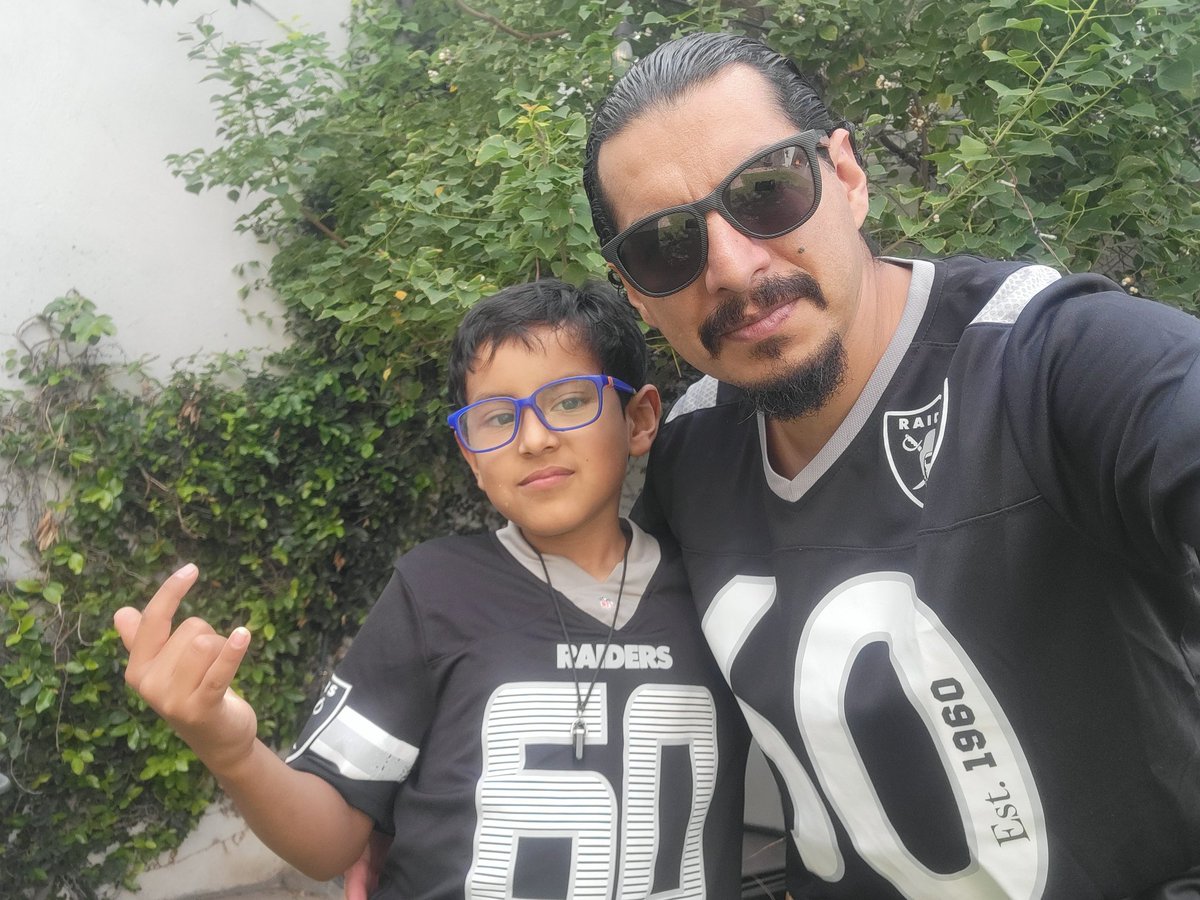 guxblack's tweet photo. #NFLSunday @FOXImpactoNFL @FOXSportsMX @Raiders vamos Raiders!! https://t.co/NFX54ngWsU