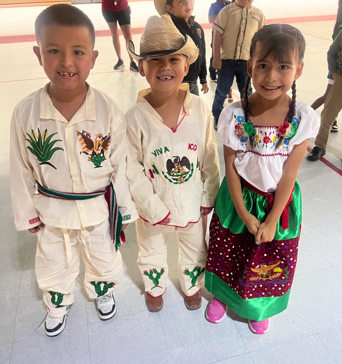 CoachDJ2016's tweet photo. 16 de Septiembre, dance, bean bag balancing skills, and a sweet to start the last week and September is almost over. #CTWPanthers #WeAreClintISD https://t.co/60La6z8lg7