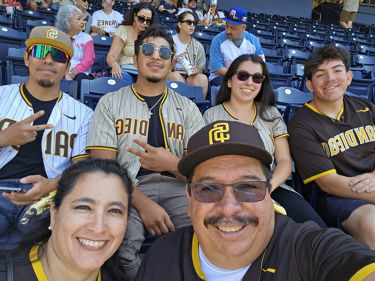 dagonz128's tweet photo. Go Padres! 👏👏 #FORTHEFAITHFUL https://t.co/obaB3fDtmN