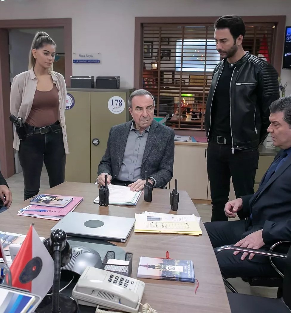 senden_baskaa's tweet photo. Duruşları bile aynı evlatlarımın😍❤️‍🔥 #OğuzPeçe #EceAydemir #CanEm https://t.co/HTqKDj8gvS