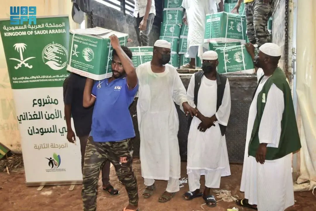 alekhbariyaFRA's tweet image. 📸| Le Centre du @KSrelief distribue 840 paniers alimentaires dans l'Etat de #Kassala au #Soudan.
#EKHactualités