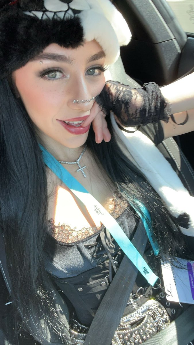 elletaylxr's tweet photo. twitchcon day 3 https://t.co/40kUlQbAel