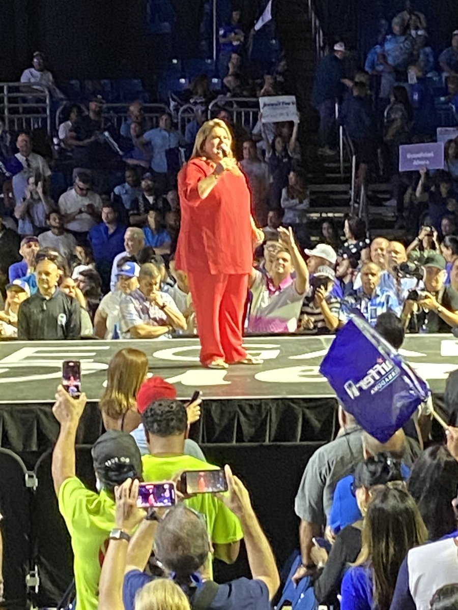 irma_rodri's tweet photo. Nuestra próxima Gobernadora @Jenniffer dirigiéndose a los presentes 
#LlenoTotal #ParaQueGanePuertoRico #VotaIntegroPNP #VotaEstadidad #AsambleaPNP https://t.co/cNoZg0NJdw