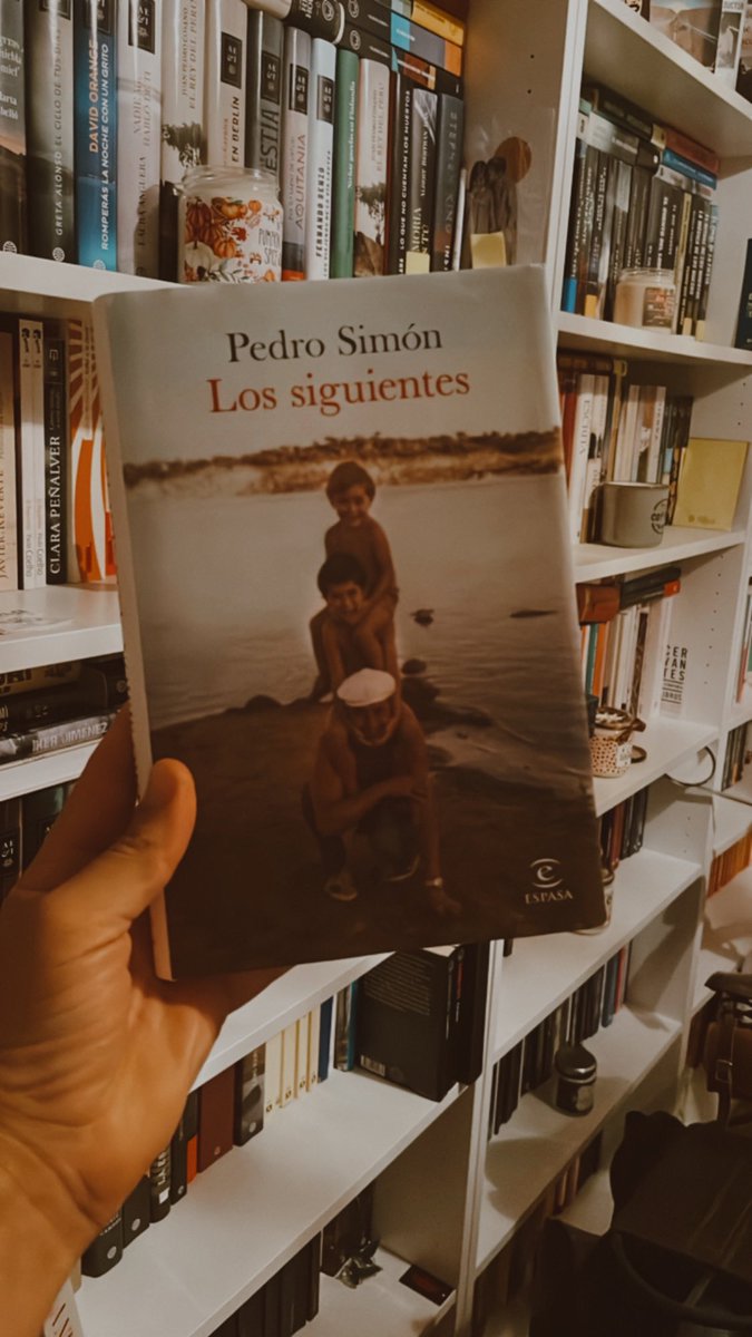 «Ya van a dar los cuartos… Y al final, justo en ese momento en que le abracé y le besé para decirle feliz año, papá —esas tres palabras nada más— , yo me sentí la hija más puta del mundo, la más mala, la más desaprensiva, la más triste, la más equivocada». 

💎 #PedroSimón