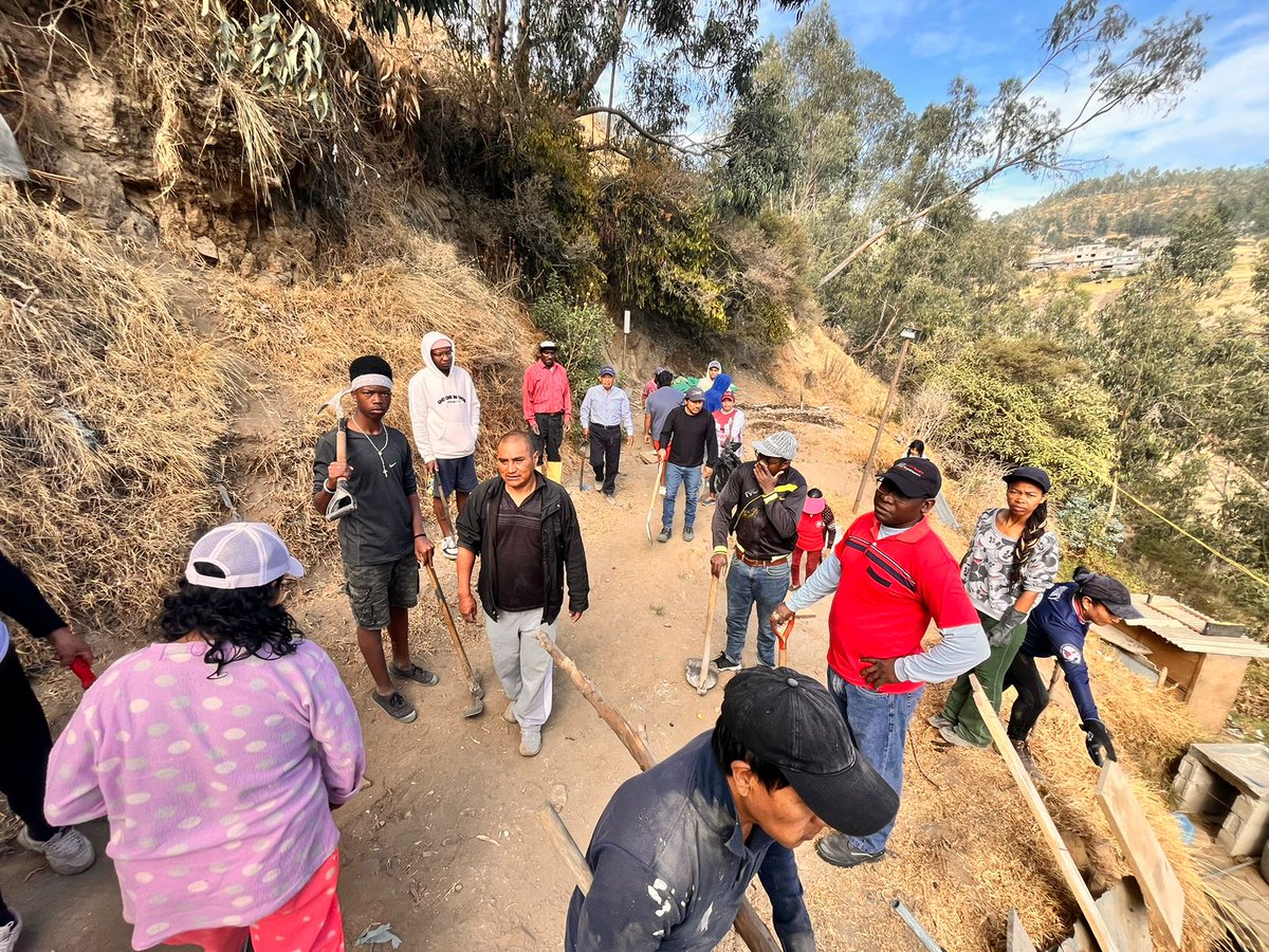 zona_ladelicia's tweet photo. 🧑🌾 #Minga | Junto a la comunidad del barrio Luz de Norte, la @ambientequito Quito y las empresas #EMSEGURIDAD, #EPMAPS y #EMGIRS, trabajamos en el retiro de escombros y residuos de la Quebrada Chitahuico.
#QuitoRenace https://t.co/Rr70bB80Aw