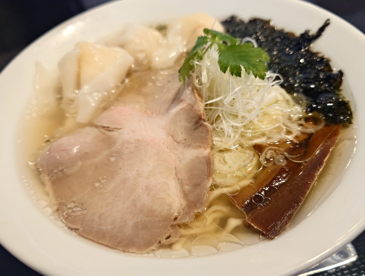 isofurabon6969's tweet image. Fishmenさんで中華そば+海老ワンタンと和え玉をいただきました🍜
前回いただいた時より旨味と塩気が前面に出ておりハッキリキリッとした美味しさに変化しておりました😋
ワンタンもプリプリで和え玉もコスパ良くて良いです👍️
朝から染み入る美味しいラーメンを食べられる幸せ🥰
#Fishmen 
#北本市