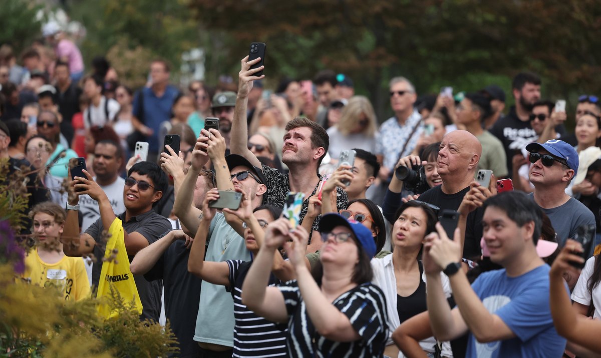 SteveRussell's tweet photo. The Bentway hosted a domino event that saw together 8,000 dominoes that weaved through 2.5kms of downtown neighbourhoods, including an epic fall from the red canoe at Canoe Landing Park Sunday afternoon. #Dominoes #TheBentway https://t.co/dYZLflXJ5H