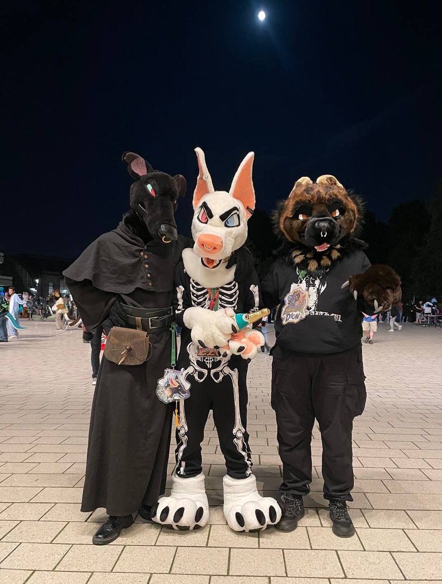 Critters of the night.
Ira, Eli <a href="/CursedDobie/">Eli! 🍔 NFC</a>, Dion <a href="/DionWolverine/">DION. 🕯🔥</a> at EF28

✂️ all @LomonosovFur