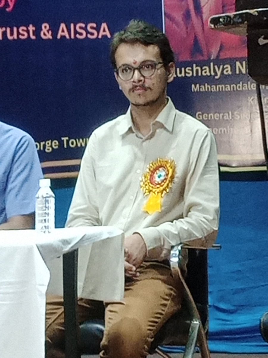 bvd26's tweet image. सुश्री दीपशिखा पांडेय व अन्य गण्यमान्य अतिथियों के साथ मंच साझा करने का सुअवसर प्राप्त हुआ । पर्दे के पीछे मेहनत करने वाले सभी कर्मठ कार्यकर्ताओं व पदाधिकारियों का तहे दिल से शुक्रिया । महाकुंभ को स्वच्छ, सुंदर व प्लास्टिक मुक्त बनाने के लिए शपथ ग्रहण किया गया ।