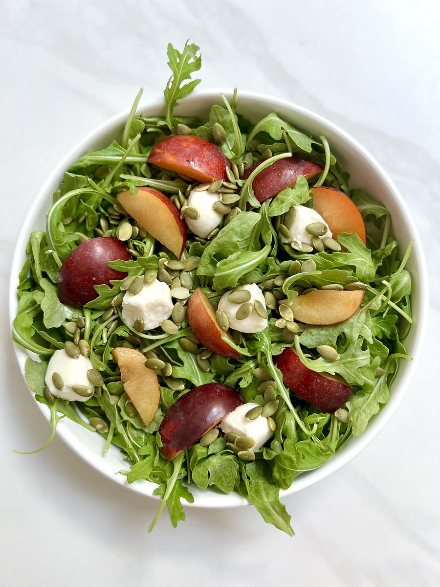 SikfanKitchen's tweet photo. Happy first day of fall!🍁Today, I’ve made a dish that represents the transition from summer to fall. A refreshing summer salad with fall ingredients 🧡

⁃Plum
⁃Pumpkin seeds
⁃Fresh mozzarella 
⁃Arugula
⁃Honey lemon vinaigrette 

#plumsalad #salad #fallsalads #fall https://t.co/3W8F0dhrRU