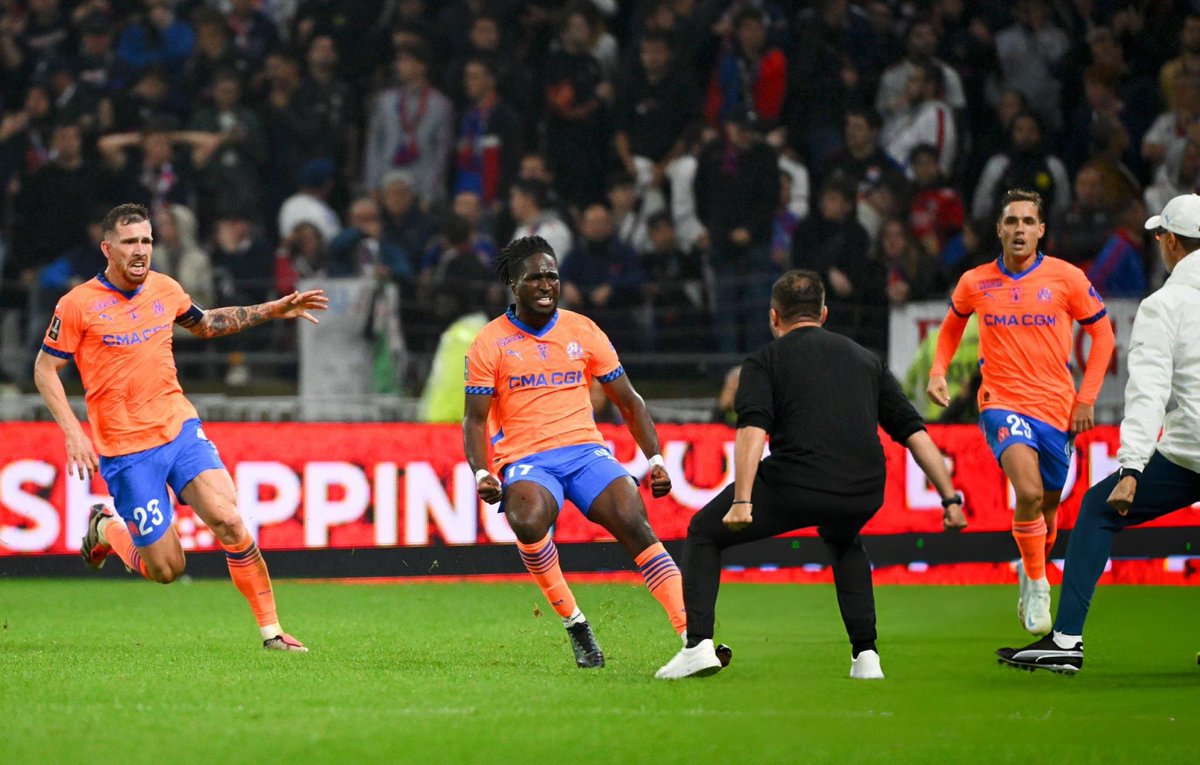 basilebilo's tweet photo. J’en reviens pas sérieux. 

Bonne opération au classement. 

On gagne à Lyon à 10 contre 11 avec un arbitrage scandaleux (comme d’hab).

Avec un penalty arrêté. 

En marquant à la 96eme minute. 

Avec Lirola buteur et passeur décisif. 

C’est une soirée légendaire je pèse mes mots
