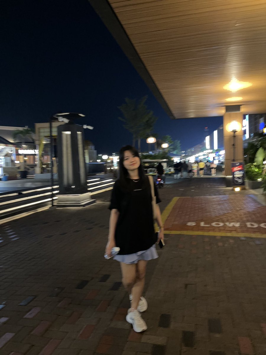 angeln_'s tweet photo. in my happy era🖤✨🌃 https://t.co/ByB2CeUg98
