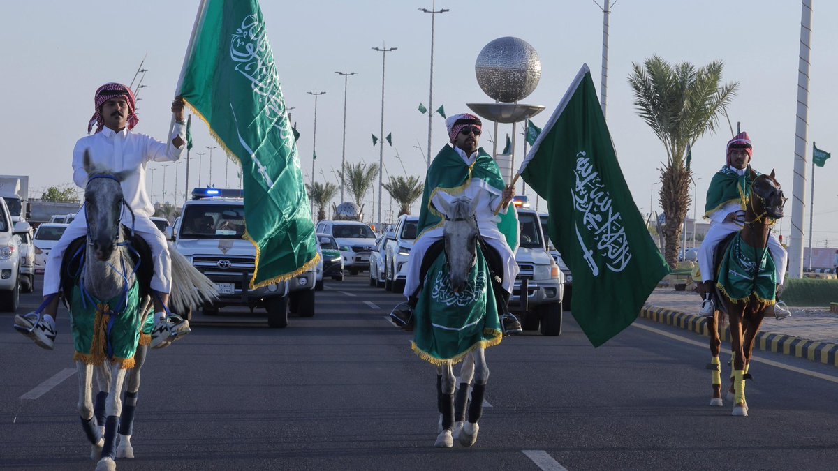 relation_1429's tweet image. #نحلم_ونحقق     🇸🇦|

ما رضينا غير أرضك 
نسكن ونعشق ثراها

جانب من مشاركة الأهالي في مسيرة الخيالة 
📍الحديقة العامة 🔹

#اليوم_الوطني_94  
#الحليفة_أجمل 
#أمانة_منطقة_حائل