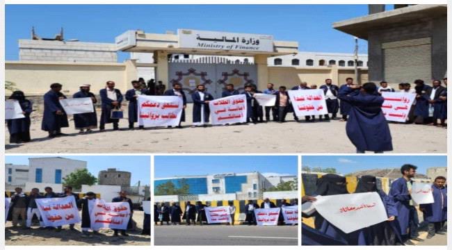 طلاب المعهد العالي للقضاء ب #عدن يطالبون بصرف مستحقاتهم المتأخرة منذ 9 أشهر
#البعد_الرابع 
اقرأ المزيد :
albaud4.net/Mnews/24805