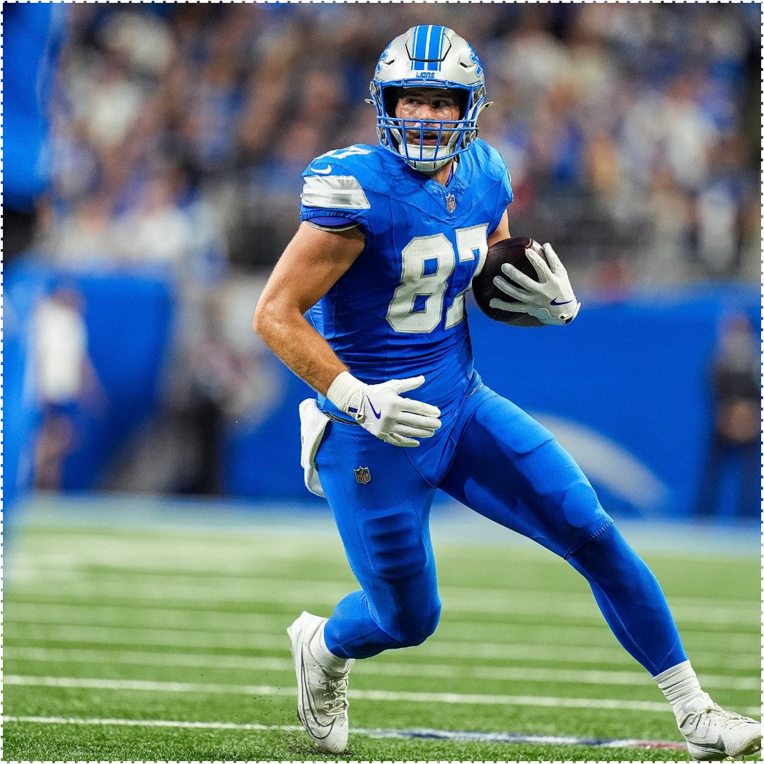 MySportsUpdate's tweet photo. #Lions TE Sam LaPorta was carted to the locker room. https://t.co/lmp9k0AB9F