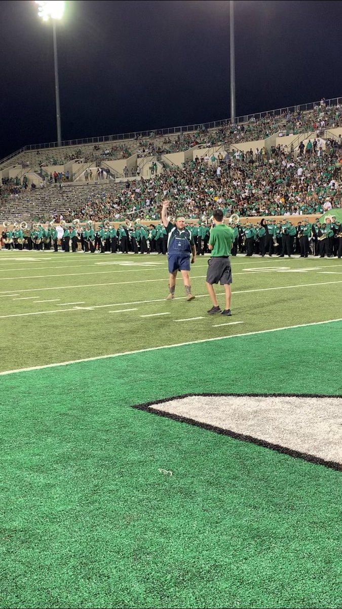 Rick_Coach_Vice's tweet photo. Brandon 9/21/19 vs Bexley 9/21/24 😂 oh how time flies! #GMG The kiddo loved delivering the game ball! https://t.co/x1ub3F74Oq