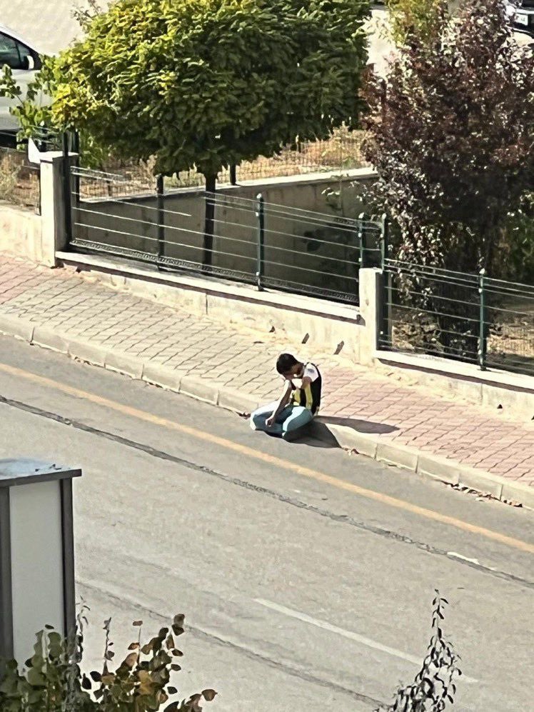 Bu çocuğun başını öne eğdirenler bir an önce istifa etmeli!

#Alikocistifa