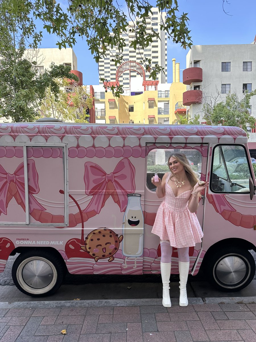 Giving away free cookies &amp; milk today with <a href="/GonnaNeedMilk/">Milk</a>! 🍪🥛

2-5pm 

299-201 W Market St

#gonnaneedmilk #twitchcon #ad