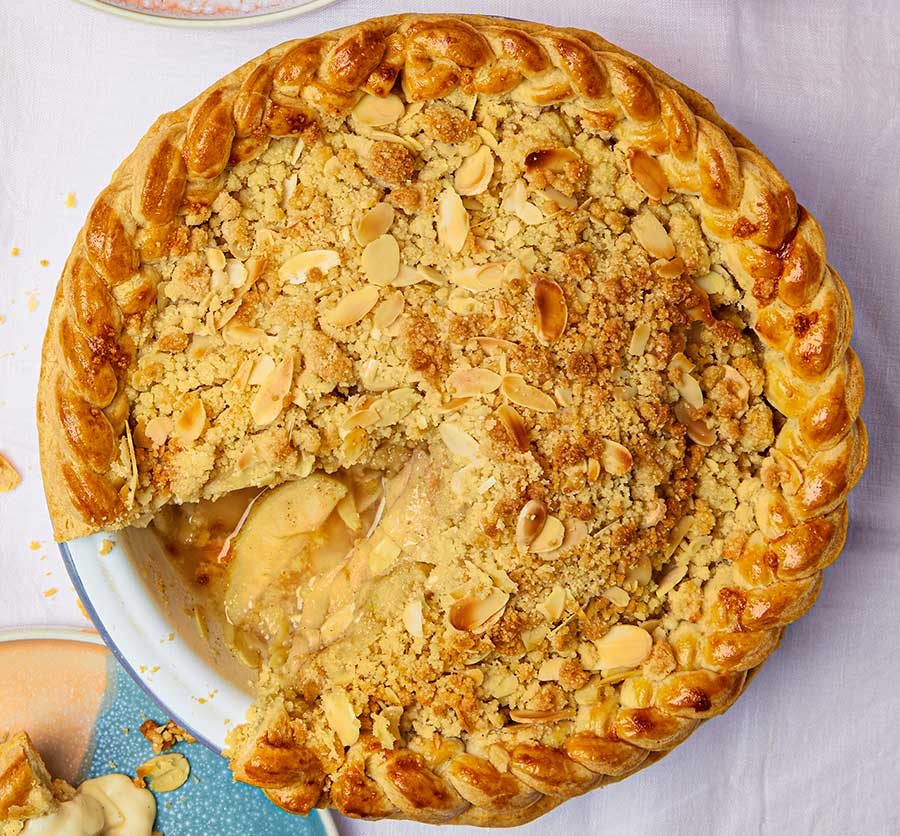 #NuttyRecipe:🍏🥧 Apple &amp; #Almond Crumble Pie 🍂 |  @goodfoodeveryday #BBCGoodFood
 
Looking for the ultimate #falldessert? With warm apples + a crunchy almond topping, it’s sure to be a family favourite! 🍎✨
 👉️ tinyurl.com/mryr5z2c

#jewelsunderthekilt #mapleroastednuts