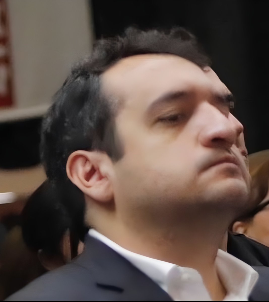 Toda una historia de éxito.

Con solo 200 pesos de su papá, creó una empresa para vender chocolates.

Después fundó un Clan.

Se volvió millonario.

Ahora quiere ser Presidente de México.

Su nombre:
Andrés Manuel López Beltrán 

Y en su mirada se le ve la "humildad"..

👇