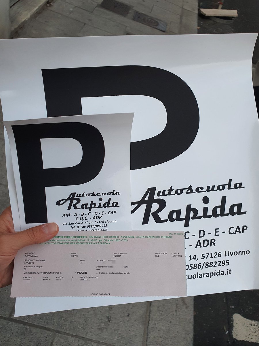 soffia_ya's tweet photo. С записи в автошколу до экзамена по теории прошло 3 недели, ещё не разучилась учиться. С практикой будет беда, но с "розовым листком" и буквами "Р" можно кататься год.
Ещё настал момент выбирать специализацию и как-то страшно накосячить, все таки выбираю кем стану, когда вырасту https://t.co/z4FliLg4J7