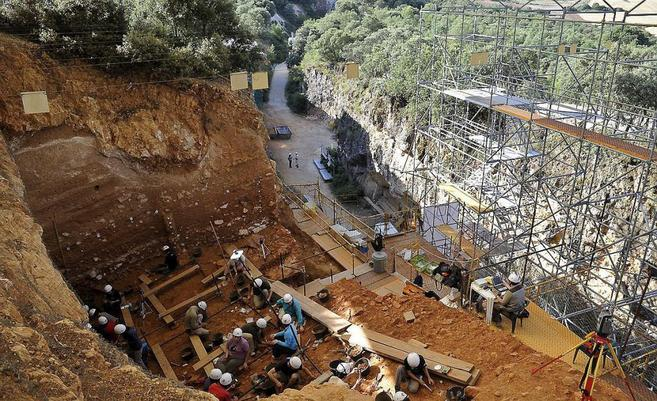 EastwardTales's tweet photo. Im in Atapuerca,Spain 🦴🌍 (Did you guess it?👀)

This amazing archaeological landmark holds the secrets of our ancestors. Atapuerca is key to understand human evolution.

👇Thread below👇

#Atapuerca #Prehistory #HumanEvolution #Archaeology #AncientHistory #Fossils #StoneAge https://t.co/H8Qtw8zL7Y
