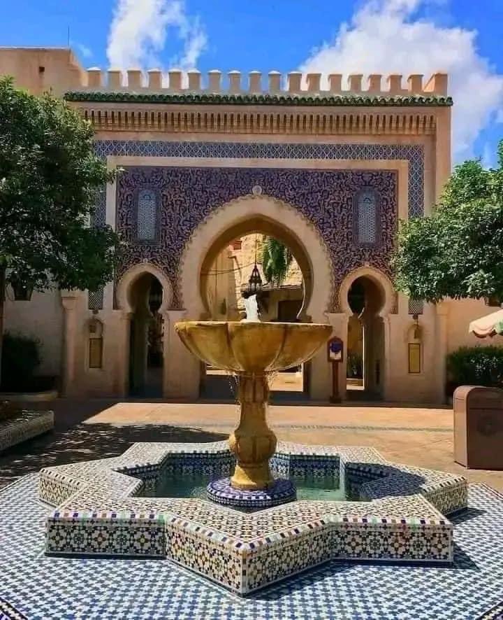 MoroccoNews's tweet photo. 🇲🇦🇺🇸 Le pavillon marocain de Disney World en Floride, aux États-Unis  - Le #Maroc est le seul pays du monde arabe et africain qui possède un pavillon à Disney World, un pavillon qui témoigne de l'histoire et des traditions du Royaume, vous plongeant dans les profondeurs du Royaume avec son histoire ancienne et sa civilisation unique.