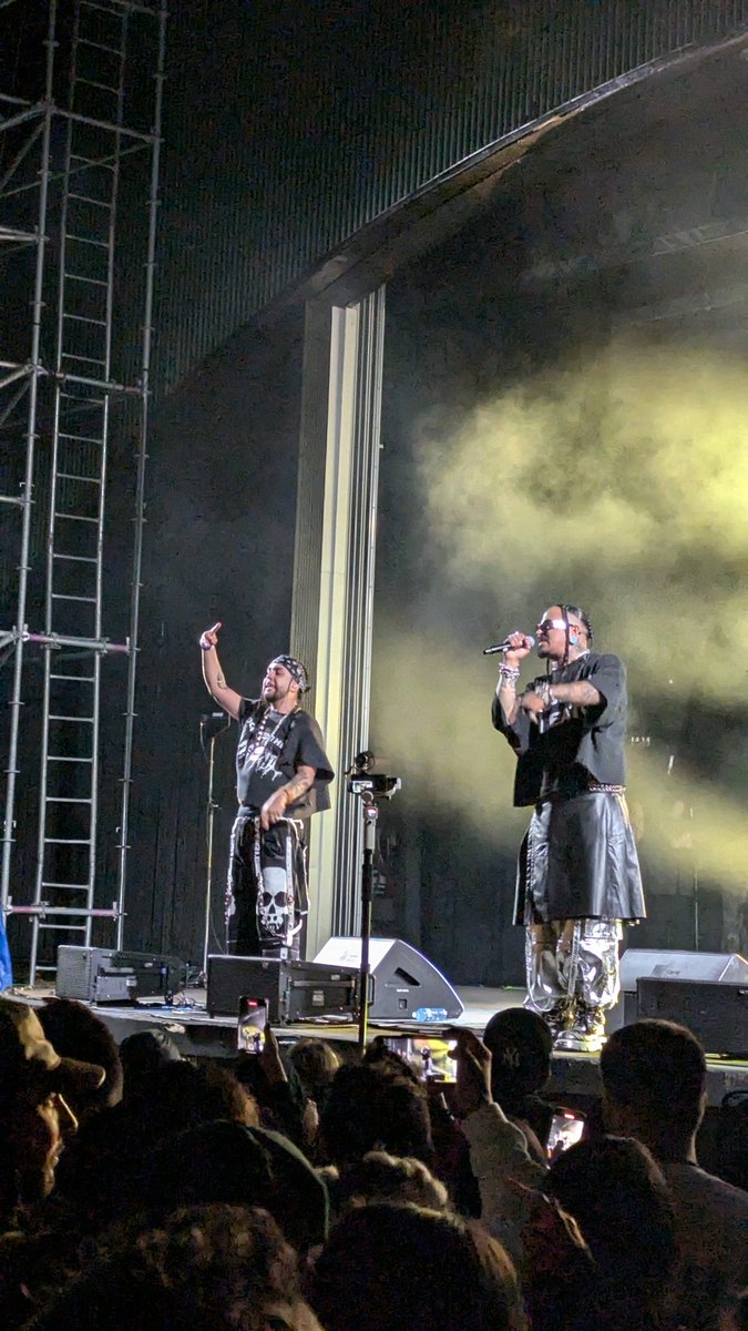 Hrbngr_of_btfl's tweet image. Saw @TheRezKids last night in Vancouver! Such an awesome show! #RedFuture