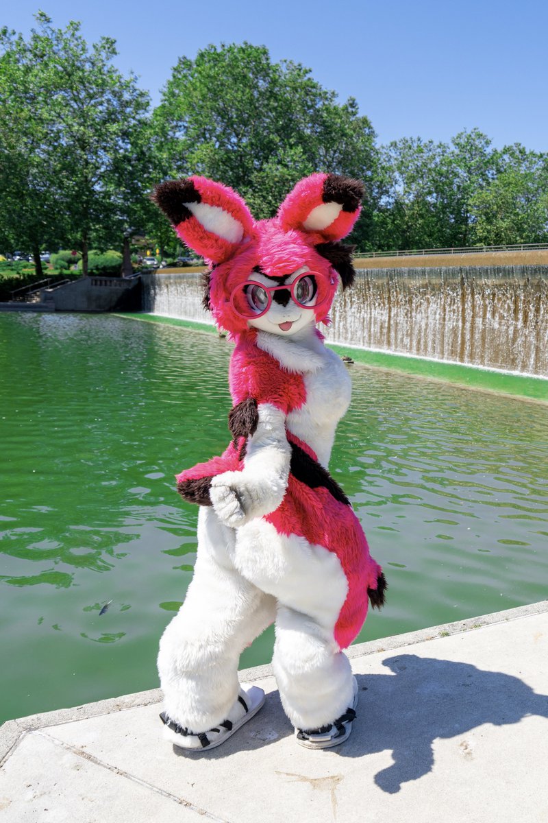 bunny in the park 🐇🌳 

📸 <a href="/Viruleince/">Viru</a> 

#FursuitFriday