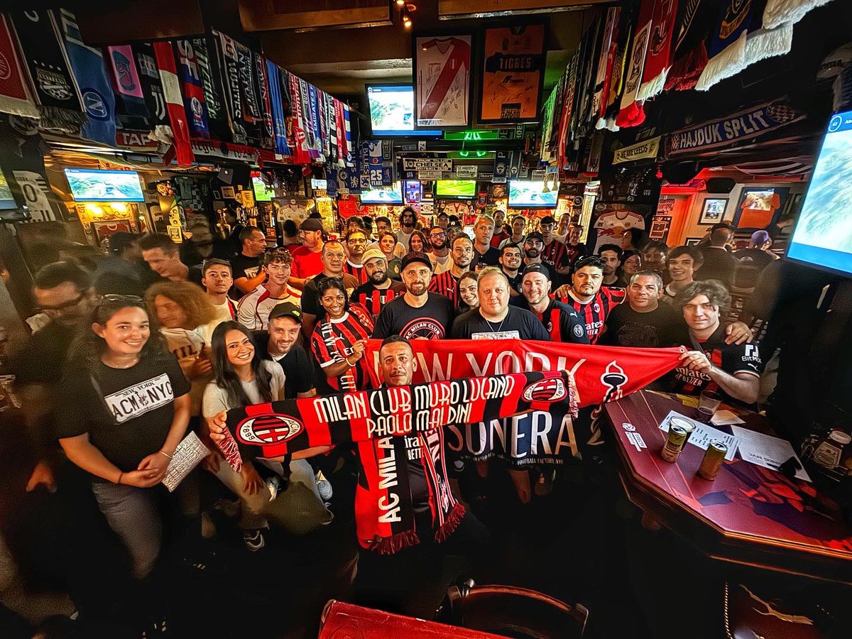 ACMilanNYC's tweet photo. MILANO SIAMO NOI!!! ❤️🖤🗽 Thank you @FFactoryNY and everyone who came! #ForzaMilan #SempreMilan #milanisti #rossoneri #calcio #acmilan #SerieA #derbydimilano #intermerda https://t.co/OgrGqJjSrW