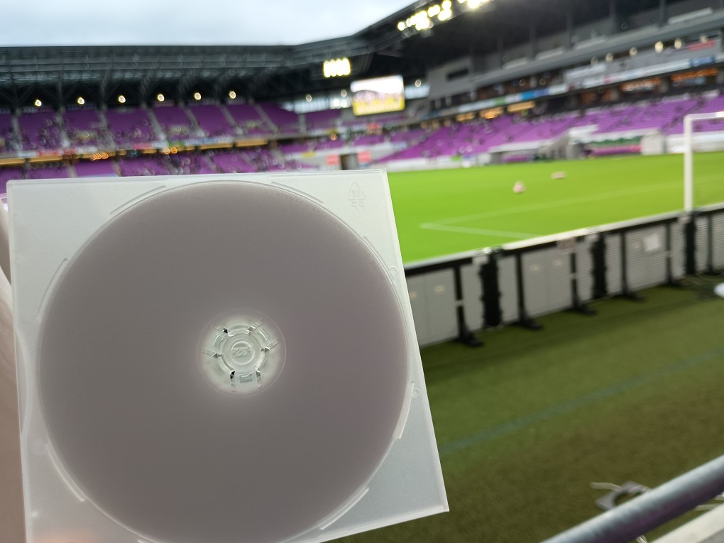 hohonikaze's tweet photo. 昨日は約一ヶ月振りとなるサンガスタジアムでのホームゲーム⚽️
その試合前に大切なことが…
7月の57th SHOUT!(名古屋公演)へお誘いし一緒にいったサポ友さんにお願いしていた待望の💿️を頂き朝からめっちゃいい顔して👀✨
KAORI KISHITANI
40th Anniversary LIVE TOUR 2024
57th SHOUT!
#岸谷香 https://t.co/zX9UL0N5EH