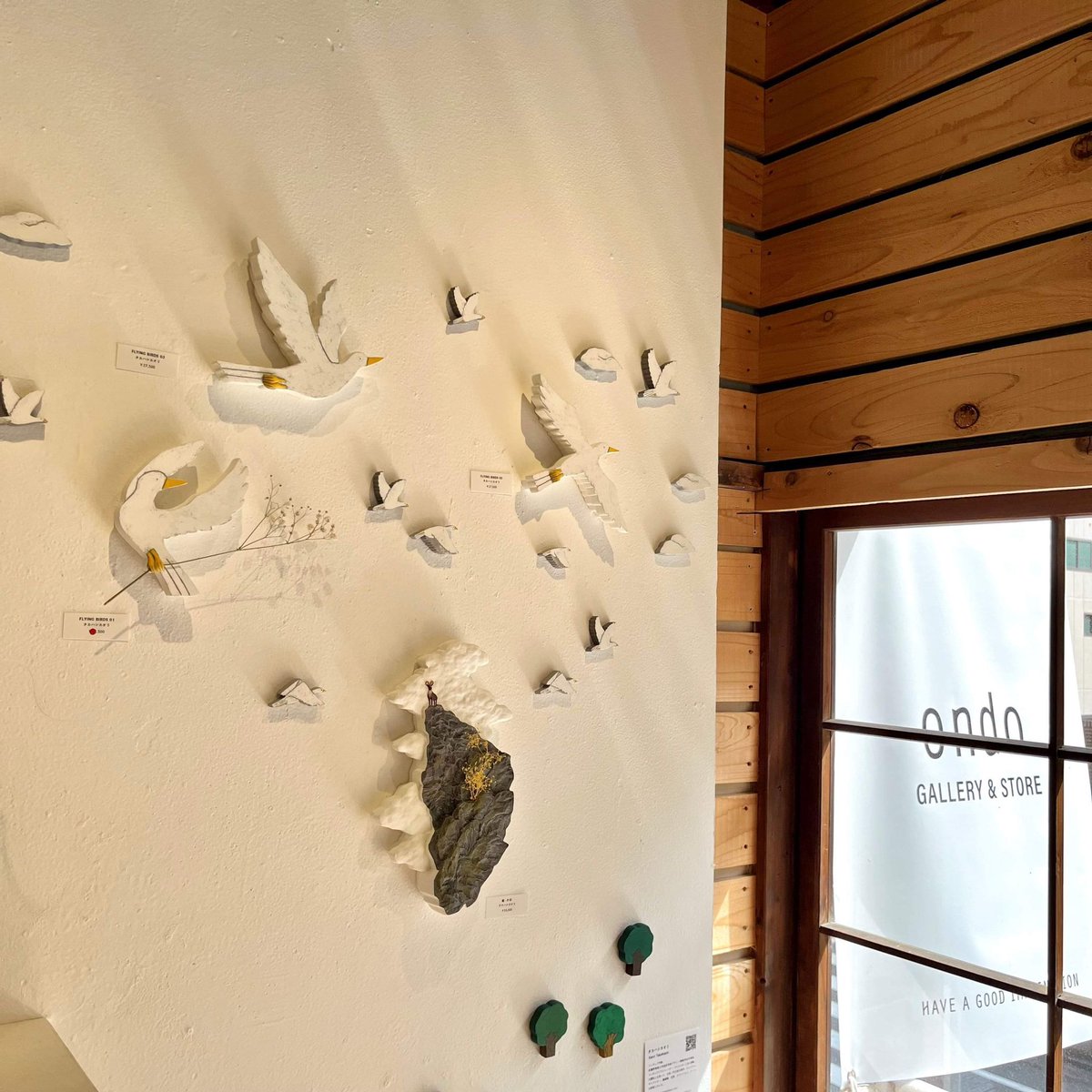【GALLERY｜<a href="/ondo_creative/">ondo</a>】

＼展示開催中／
企画グループ展
「お花を飾る展 -VASE &amp; FLOWER-」
9.20(金)-9.29(日) ※9.24(火)/25(水) 休み

3連休の最終日の本日も、12時よりオープンいたします。

個性豊かな12名の作家さんが作る花器に合わせ、フローリスト・ATELIER