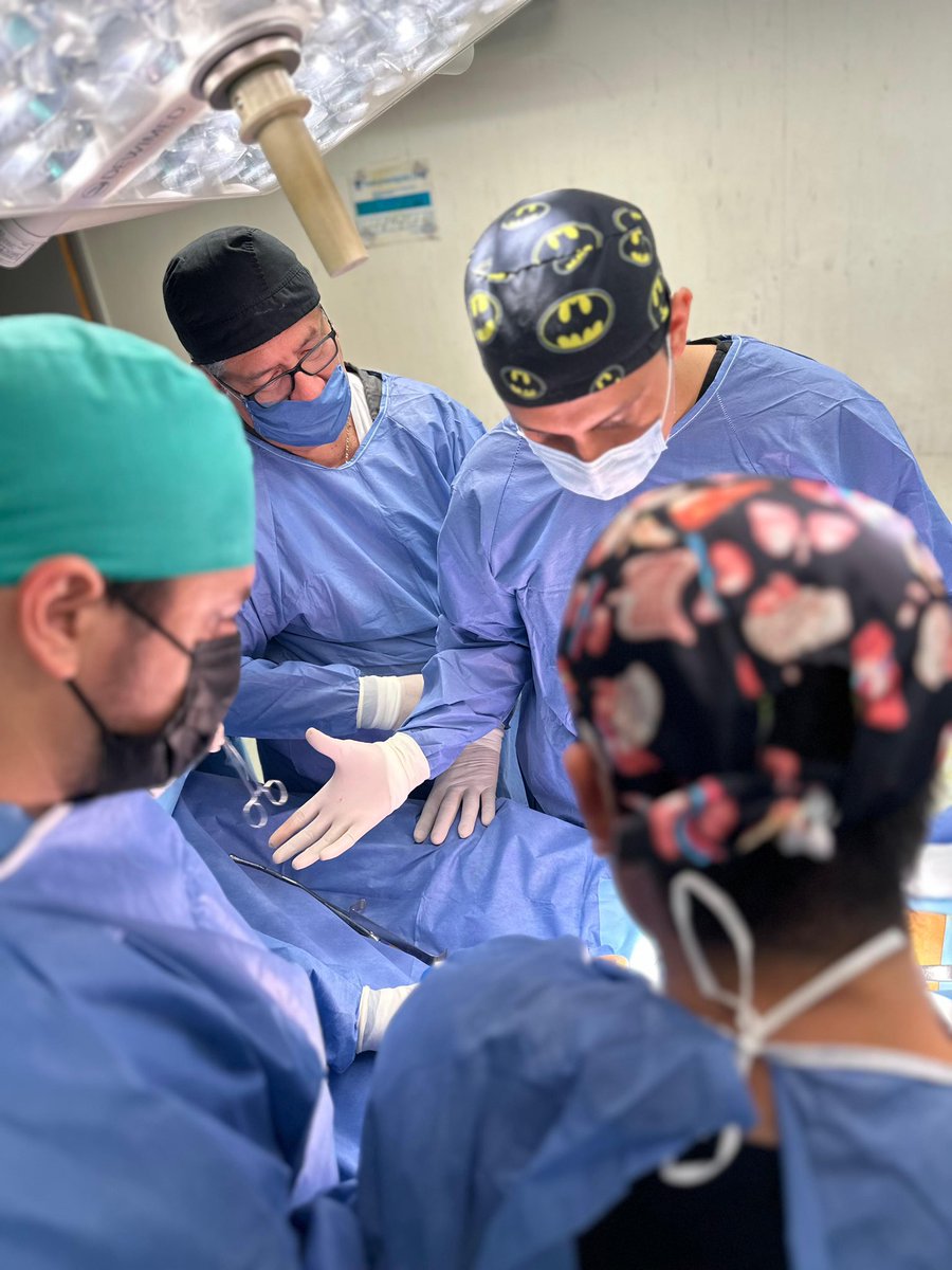 DrJAVazquez's tweet photo. La practica quirúrgica tutelada; es en donde el residente aprende. Lo que sigue jóvenes es cuidar al paciente.
#SoMe4Surgery #SoME4IQLatAm #surgicalmentor https://t.co/CjFeeXggIb
