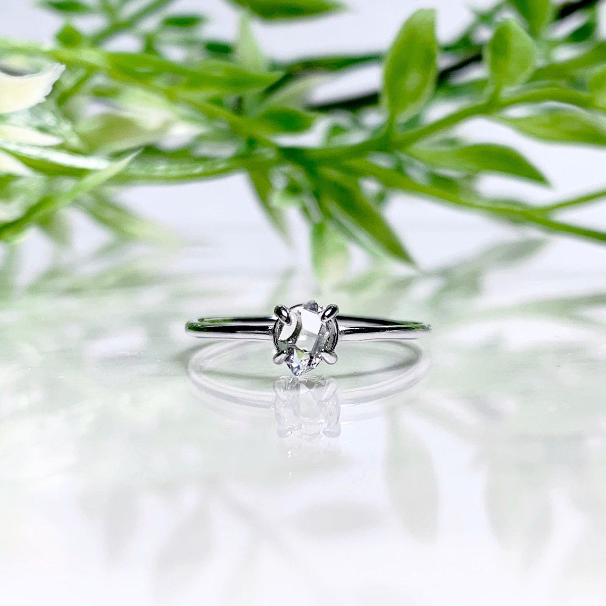 Unravel04's tweet photo. 💎突発プレゼント企画
パキスタン産ダイヤモンドクォーツの原石をそのまま指輪に嵌めたリングを、1名様にプレゼントします
ダイヤモンドクォーツは5mm程度と小粒ですが、透明度が高くテリもよく、きらきらと美しい輝きです

応募方法：このツイートをRT
※懸賞垢は除外
〆切：9月27日 https://t.co/6ZrREY0XKD