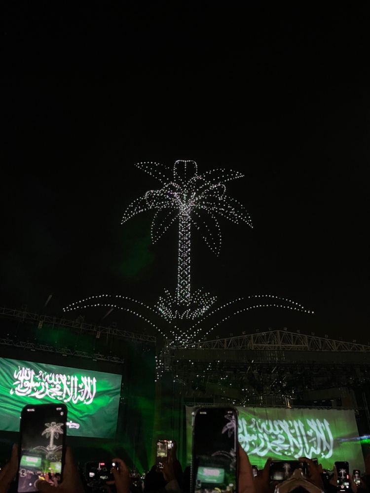 _ByRehab's tweet photo. كل عام وسعف نخلك ظليل
ورايتـــك العـليــا دلـيــل
وسيفــك يهابــه كثيــر🇸🇦🤍
#اليوم_الوطني_السعودي https://t.co/Pxgmm10mQo