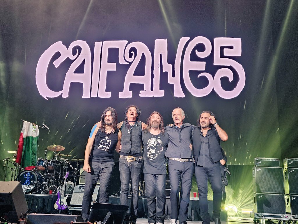 ericjaguar's tweet photo. No sabes cuanto necesitas un concierto de @CAIFANESMEX hasta que vas a uno. Gracias por el gran concierto de ayer, Ya son 101 shows a su lado y me siguen sorprendiendo. @AlfonsoAndre @SaulHernandezE @diegoherreramar @marcorenteriao @RodrigoBaills GRACIAS! https://t.co/ViRtTub6hk