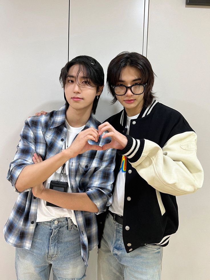LoveSickx_'s tweet photo. Amigo secreto | Hyunsung mini au| 
Donde hynjin y jisng se gustan mutuamente pero no son capaces de dar el siguiente paso. O donde a jisng le sale de amigo secreto el chico que le gusta y cree que esta es la oportunidad perfecta para confesarle sus sentimientos. https://t.co/n6zf5EZXOK