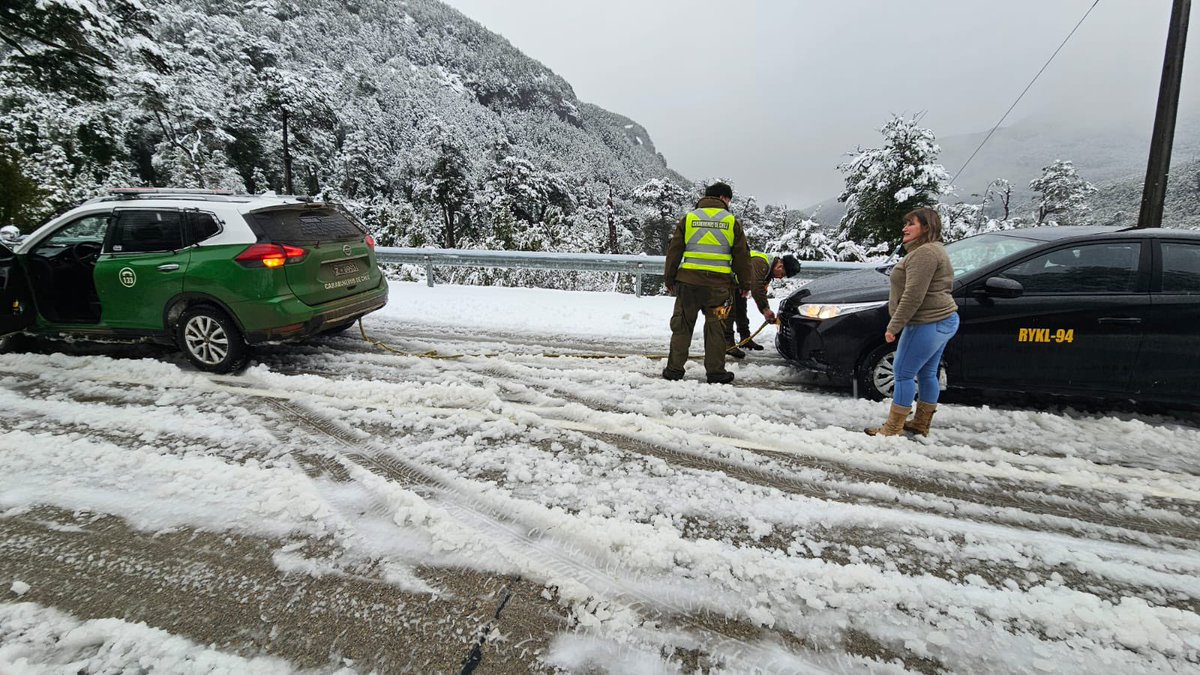 Carab_Aysen's tweet image. Tras el retorno de turistas en #FiestasPatrias y frente a las malas condiciones climáticas, Carabineros del Retén #VillaLaTapera (F) colabora a automovilistas atrapados en la nieve en #Ruta7 sector Cuesta Las Peras en #VillaAmengual
👉Usa neumáticos de invierno o con cadenas.